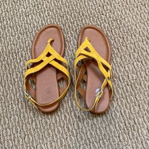 Yellow sandals flat